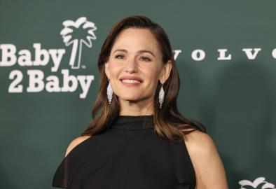 Jennifer Garner's Cozy yet Sleek Travel Sweater Style Is on Sale for Just $36