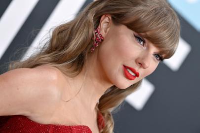 Taylor Swift’s Exact Comfy Running Sneakers Are Still in Stock on Amazon