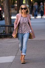 Sarah Jessica Parker Ditched Heels for These Cozy Slip-Ons 