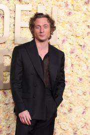 Jeremy Allen White Shares How He Balances Fatherhood and Fame
