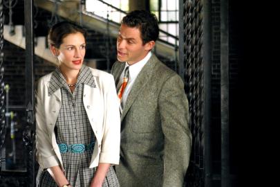 Julia Roberts Jokes Dominic West Was 'Uncomfortable' With Their Kiss
