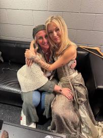 Singer Grace VanderWaal Reveals Her Mom Has Died of Breast Cancer Singer Grace VanderWaal Reveals Her Mom Has Died of Breast Cancer