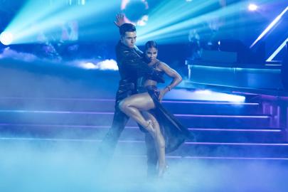DWTS' Ezra Jokes He Needs to Bend ‘Twinky Legs’ to Match Jordan's Height