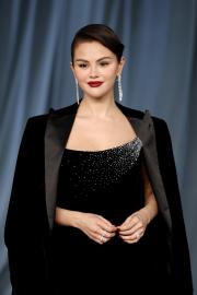 Selena Gomez Shares Sweet Cuddled Up Picture With Her Sister Gracie Selena Gomez Shares Sweet Cuddled Up Picture With Her Sister Gracie
