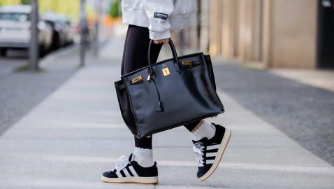 Tired of Heels? 13 Ultra Comfy Rich Mom Sneakers That Look Best With Leggings