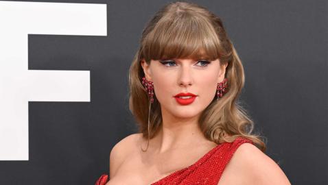 Taylor Swift’s Vest Look That Looks Good on Women of All Ages