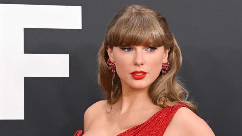 Copy Taylor Swift's Cozy $,1950 Sweater Look for Less Than $50 Copy Taylor Swift's Cozy $,1950 Sweater Look for Less Than $50