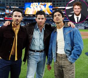 Alex Warren Sings 'Ordinary' With the Jonas Brothers in Knoxville