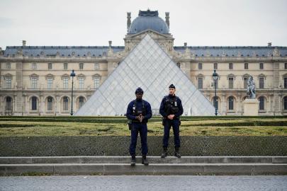 Mugshots of 'Hot' Louvre Robbers Go Viral, But They’re Not Real: Pics Explained