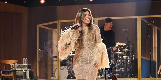 Kelly Clarkson Helps Fans Get Engaged in 1st Concert Since Ex’s Death