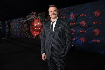 David Harbour Is Completely Unrecognizable on Set of ‘Pizza Bomber’ Movie